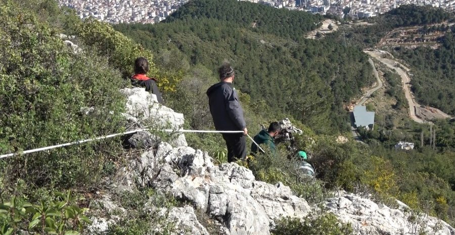 Alçak Uçuş Yaparken Paraşütü Makilere Takıldı, Düştüğü Yerde Mahsur Kaldı