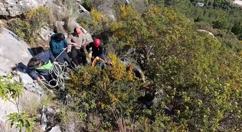 Alçak Uçuş Yaparken Paraşütü Makilere Takıldı, Düştüğü Yerde Mahsur Kaldı