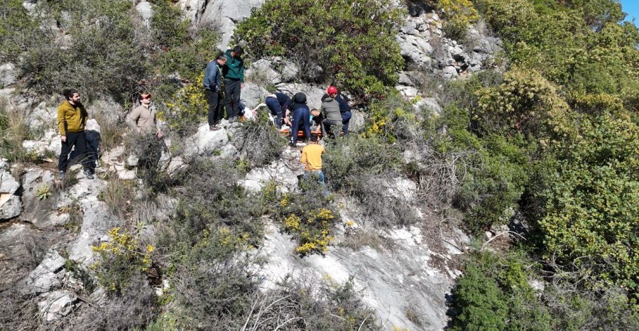 Alçak Uçuş Yaparken Paraşütü Makilere Takıldı, Düştüğü Yerde Mahsur Kaldı