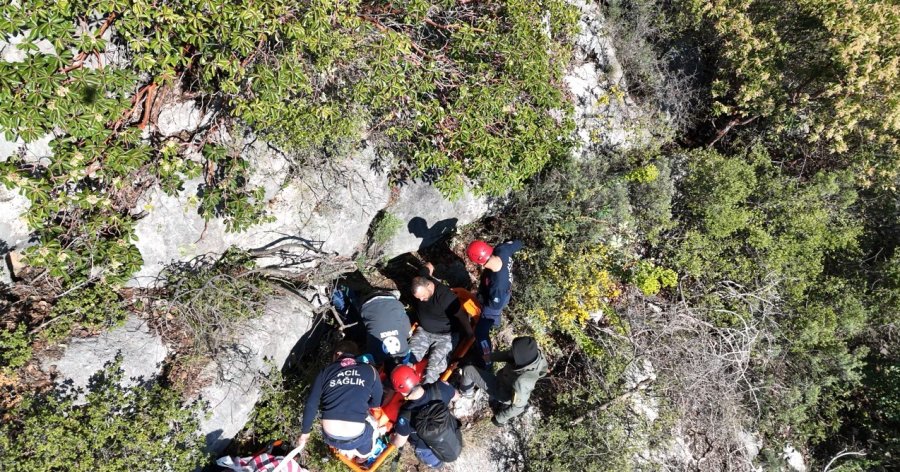 Alçak Uçuş Yaparken Paraşütü Makilere Takıldı, Düştüğü Yerde Mahsur Kaldı