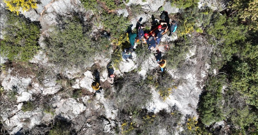 Alçak Uçuş Yaparken Paraşütü Makilere Takıldı, Düştüğü Yerde Mahsur Kaldı