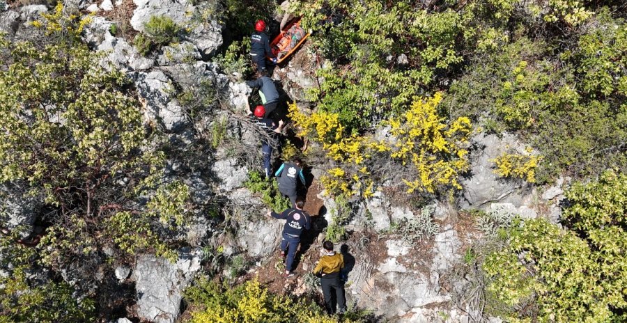 Alçak Uçuş Yaparken Paraşütü Makilere Takıldı, Düştüğü Yerde Mahsur Kaldı