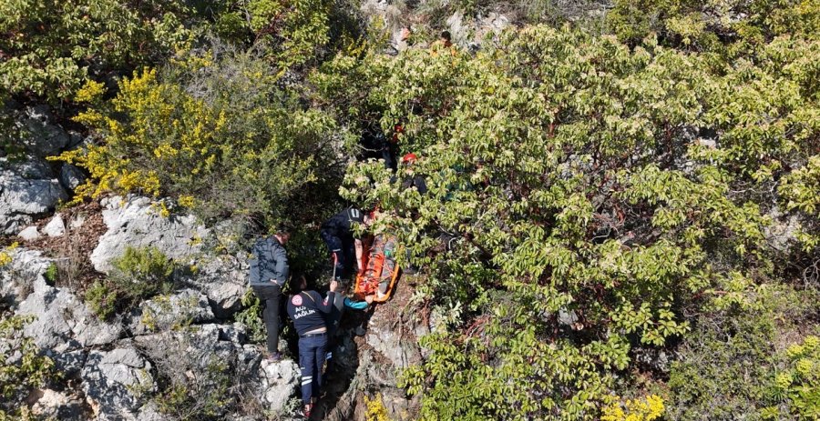 Alçak Uçuş Yaparken Paraşütü Makilere Takıldı, Düştüğü Yerde Mahsur Kaldı