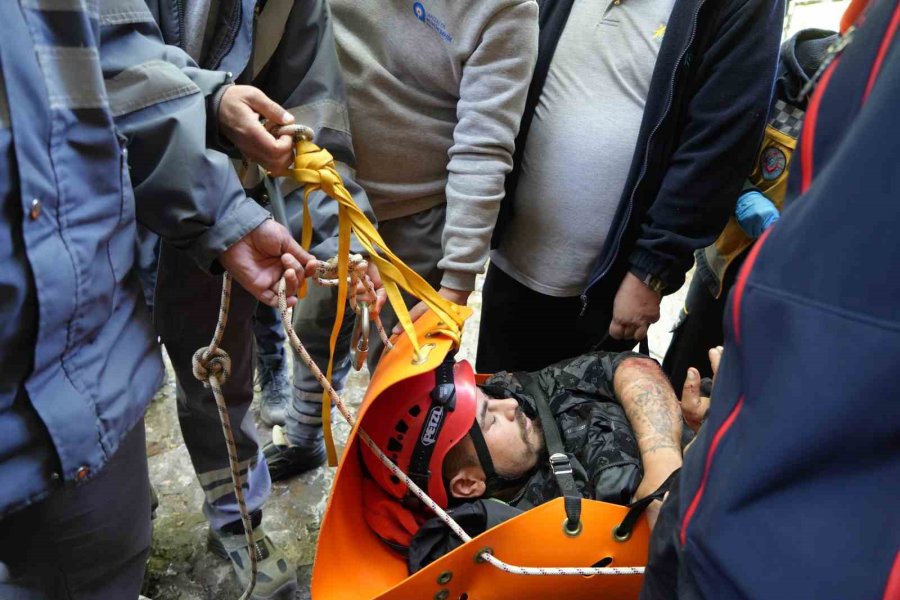 Manzara İzlerken 15 Metreden Düştü, Film Gibi Operasyonla Kurtarıldı