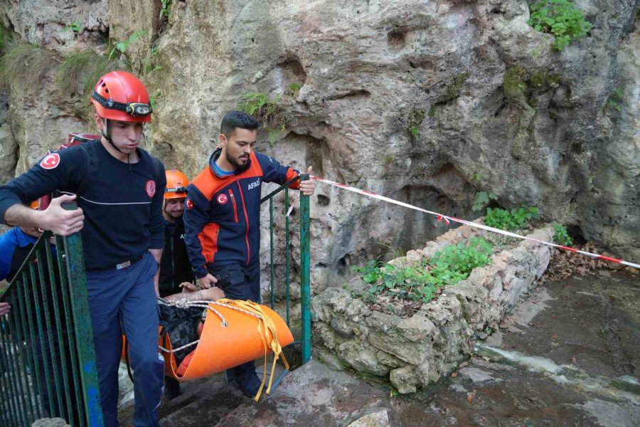 Manzara İzlerken 15 Metreden Düştü, Film Gibi Operasyonla Kurtarıldı