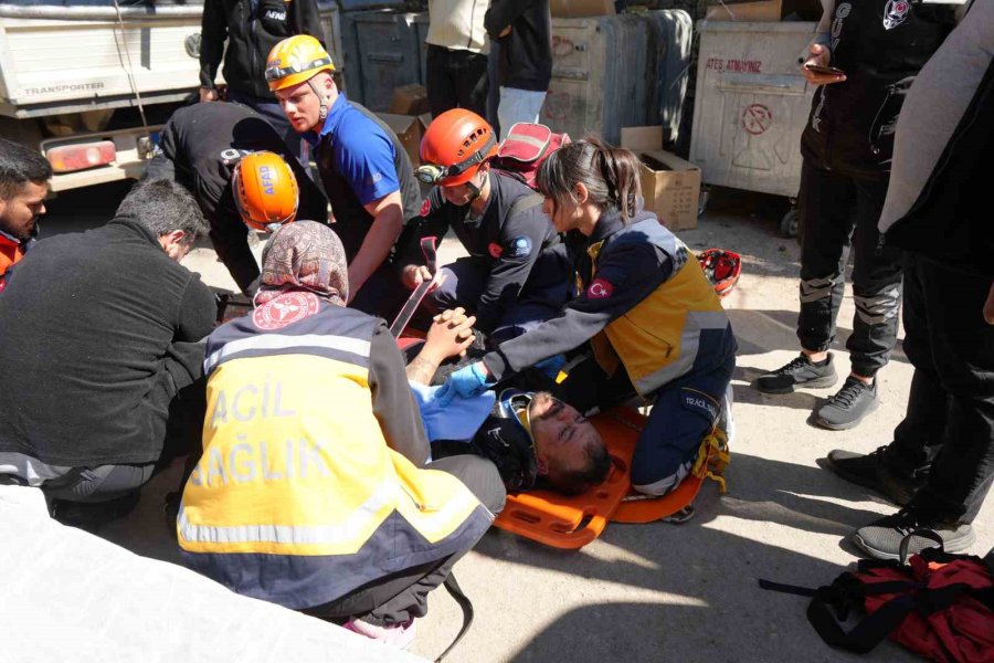 Manzara İzlerken 15 Metreden Düştü, Film Gibi Operasyonla Kurtarıldı