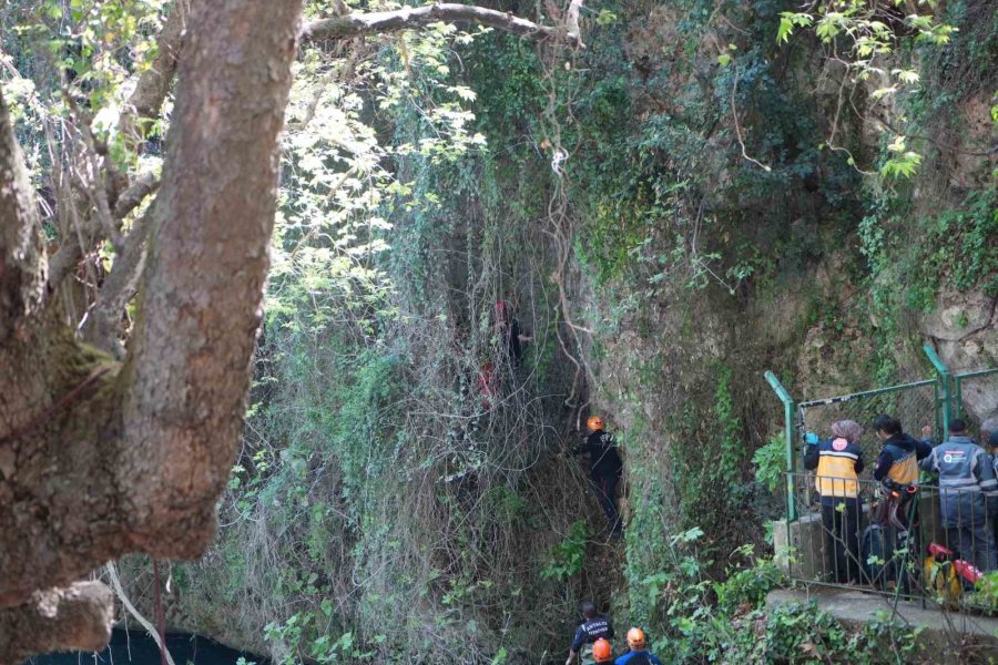 Manzara İzlerken 15 Metreden Düştü, Film Gibi Operasyonla Kurtarıldı