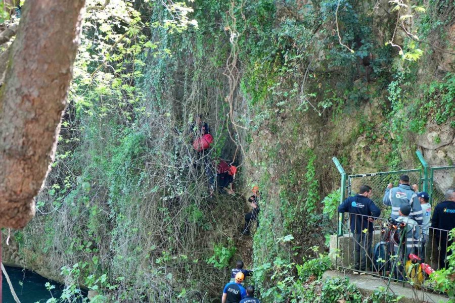 Manzara İzlerken 15 Metreden Düştü, Film Gibi Operasyonla Kurtarıldı
