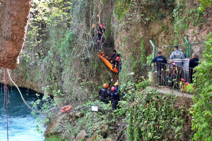 Manzara İzlerken 15 Metreden Düştü, Film Gibi Operasyonla Kurtarıldı