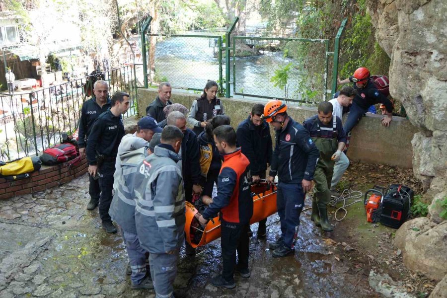 Manzara İzlerken 15 Metreden Düştü, Film Gibi Operasyonla Kurtarıldı
