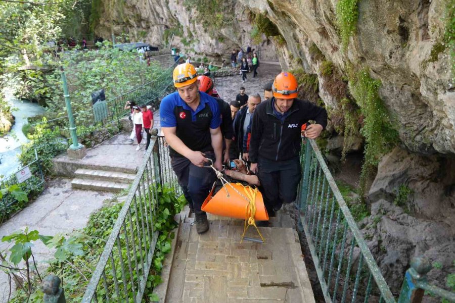 Manzara İzlerken 15 Metreden Düştü, Film Gibi Operasyonla Kurtarıldı