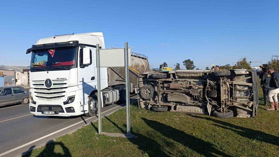 Antalya’da Beton Mikseri Kamyonetle Çarpıştı: 1 Yaralı