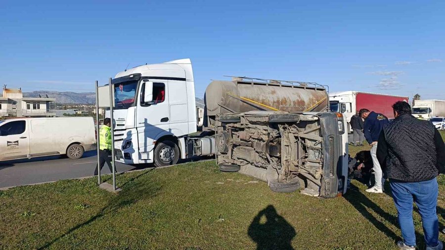 Antalya’da Beton Mikseri Kamyonetle Çarpıştı: 1 Yaralı