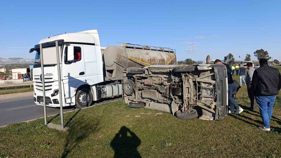 Antalya’da Beton Mikseri Kamyonetle Çarpıştı: 1 Yaralı