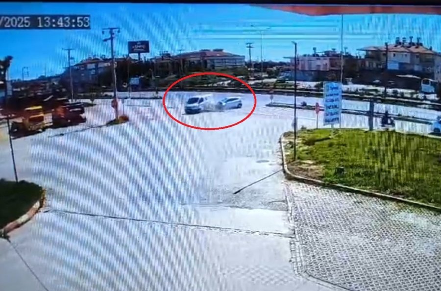 Zırhlı Banka Aracıyla Otomobilin Çarpışması Kamerada: 1 Yaralı