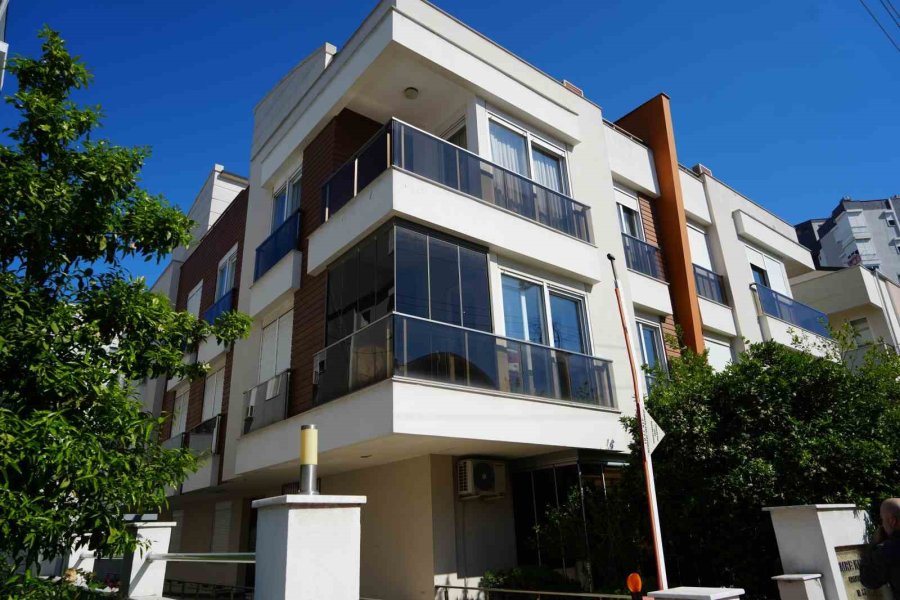 Gardırobun İçinde Kendini Yakan Adam Hayatını Kaybetti