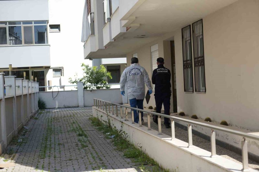 Gardırobun İçinde Kendini Yakan Adam Hayatını Kaybetti