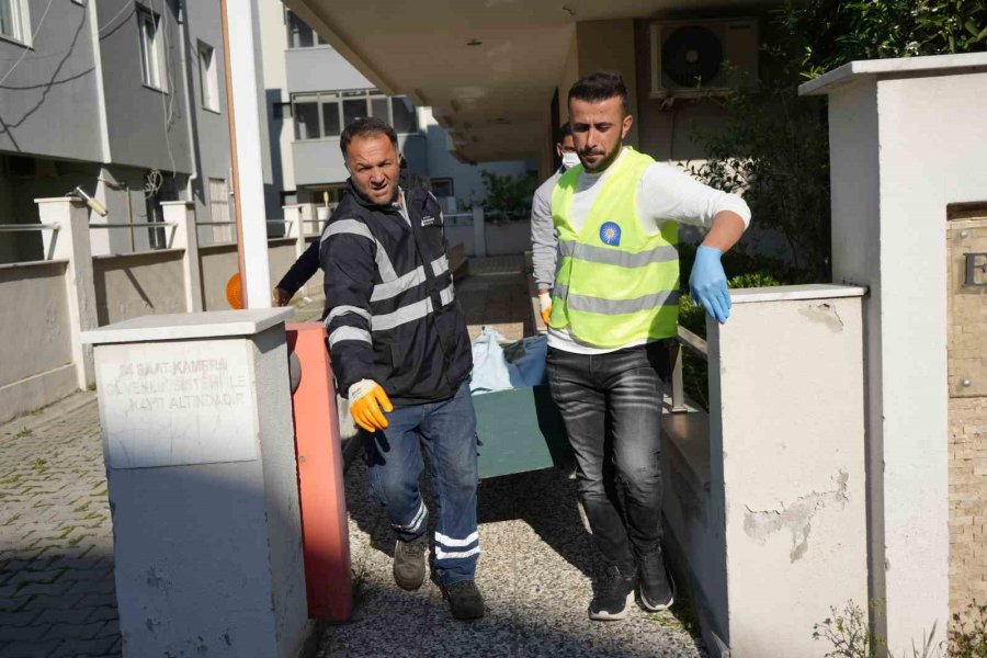 Gardırobun İçinde Kendini Yakan Adam Hayatını Kaybetti