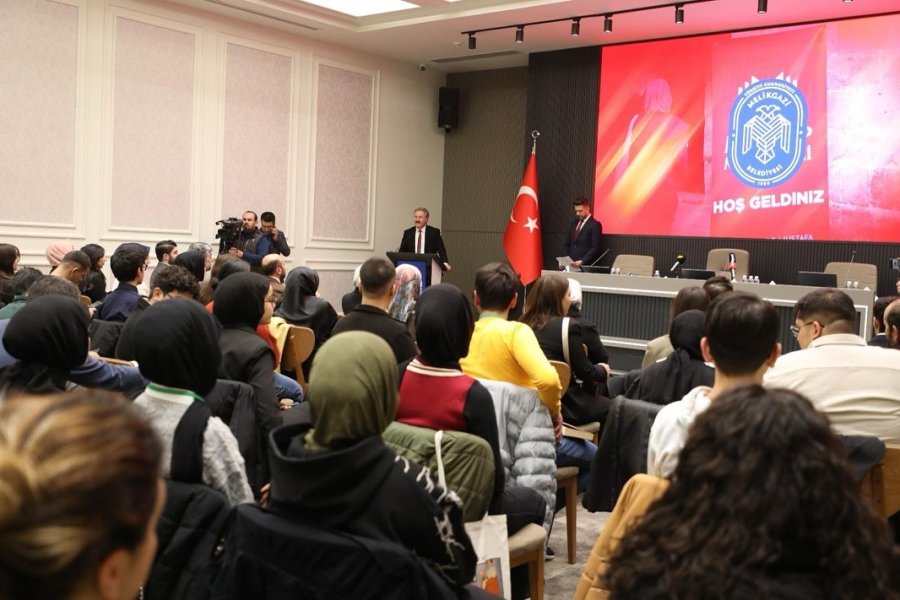 Milletvekili Ayşe Böhürler Mektep Melikgazi’de Gençlerle Söyleşi Yaptı