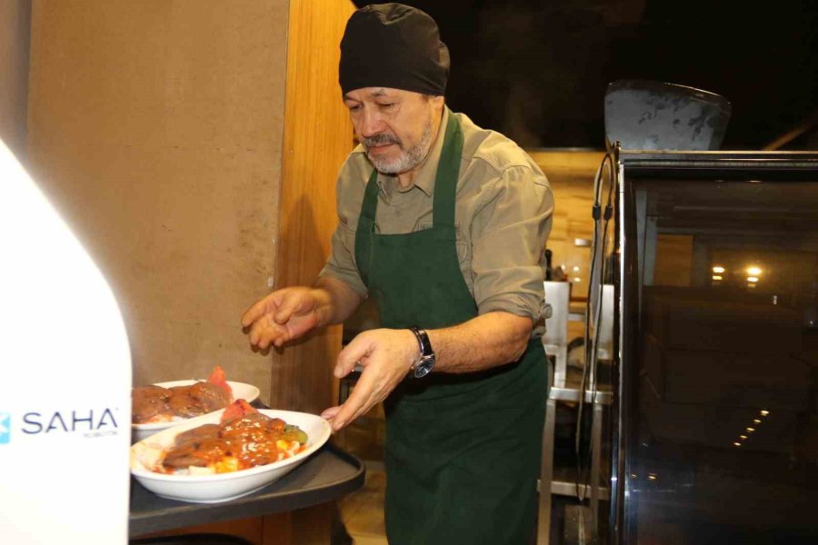 Robot Garson "şef" Yaptığı Servisle Müşterilere Farklı Bir Deneyim Sunuyor