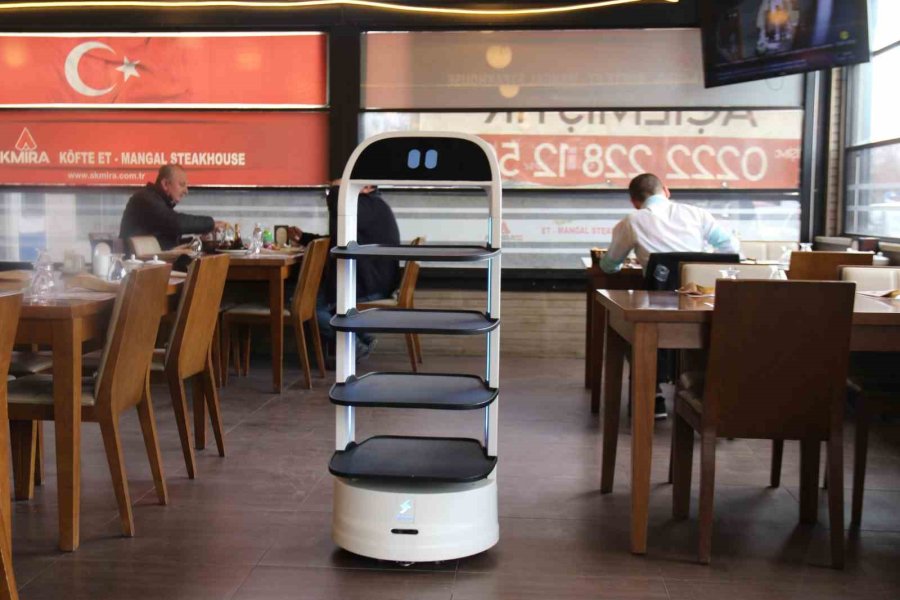 Robot Garson "şef" Yaptığı Servisle Müşterilere Farklı Bir Deneyim Sunuyor