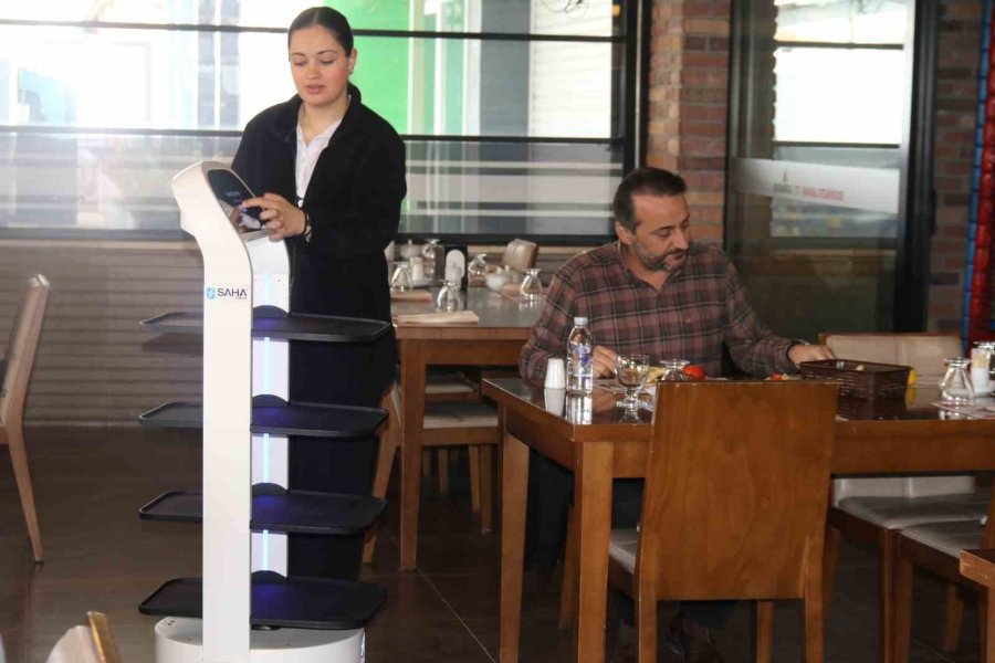 Robot Garson "şef" Yaptığı Servisle Müşterilere Farklı Bir Deneyim Sunuyor