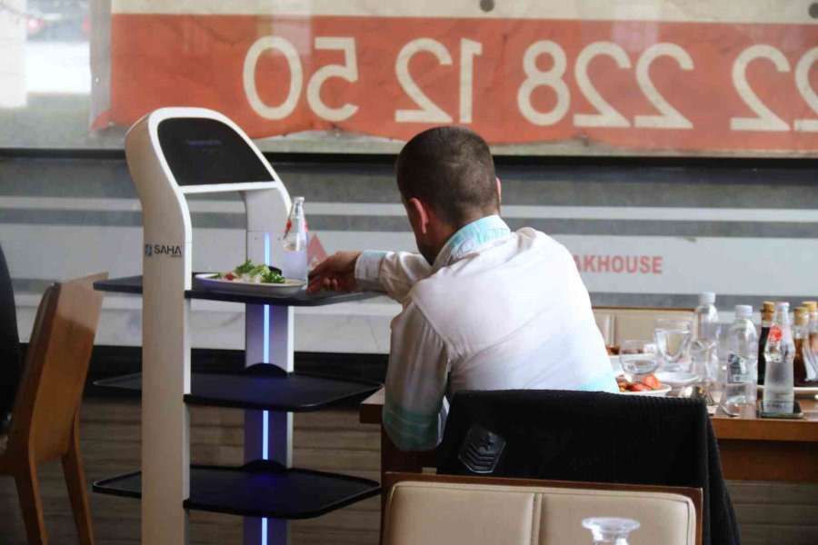 Robot Garson "şef" Yaptığı Servisle Müşterilere Farklı Bir Deneyim Sunuyor