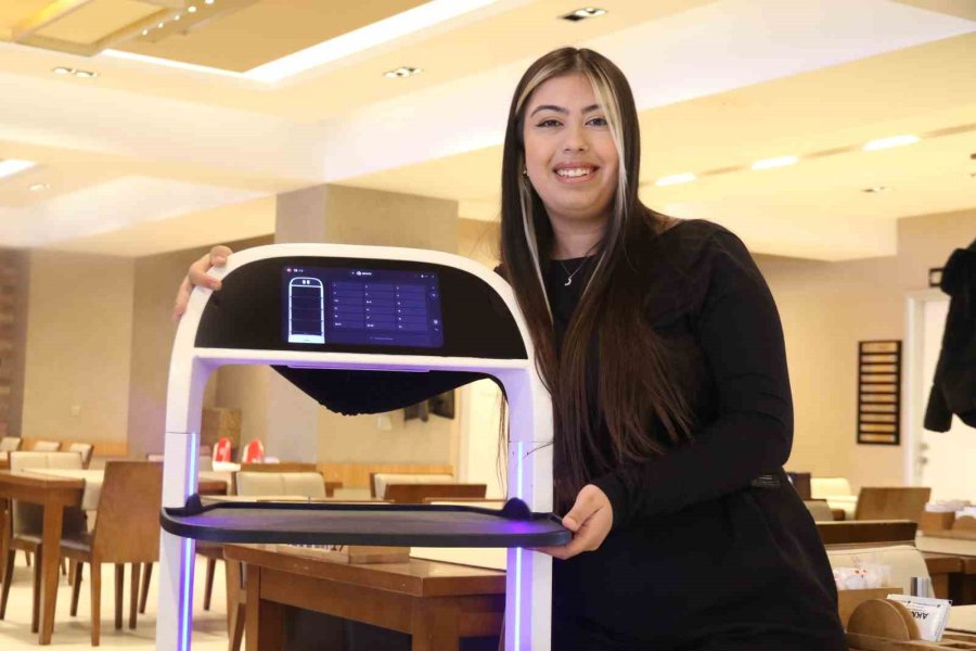 Robot Garson "şef" Yaptığı Servisle Müşterilere Farklı Bir Deneyim Sunuyor