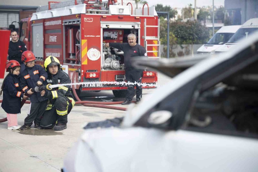 Down Sendromlu Çocuklar Bir Günlüğüne İtfaiyeci Oldu