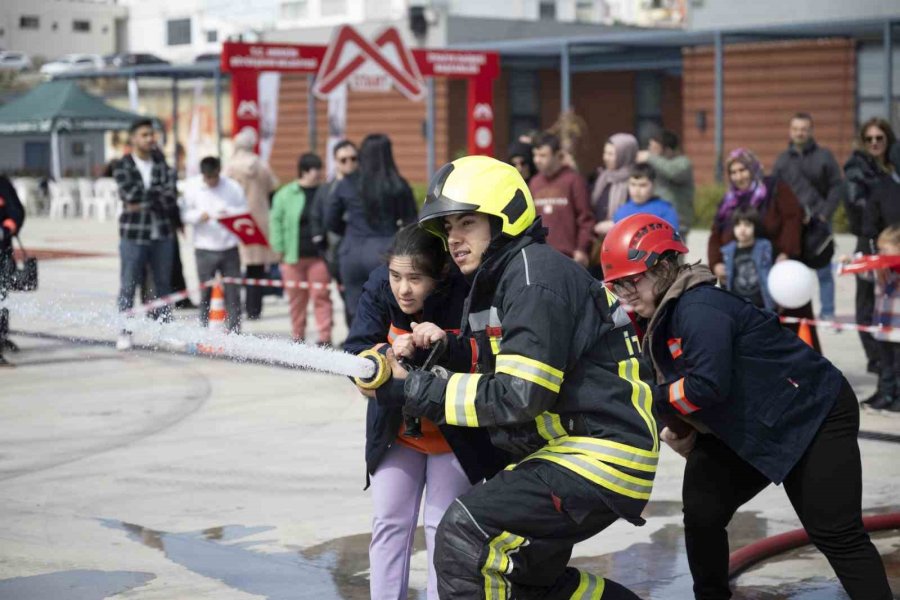 Down Sendromlu Çocuklar Bir Günlüğüne İtfaiyeci Oldu