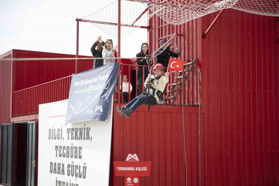 Down Sendromlu Çocuklar Bir Günlüğüne İtfaiyeci Oldu