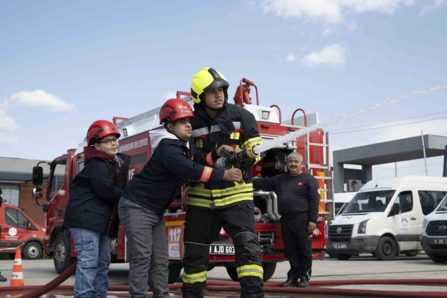 Down Sendromlu Çocuklar Bir Günlüğüne İtfaiyeci Oldu