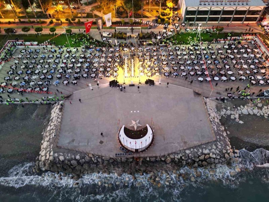 5 Bin Kişi Deniz Kenarında İftarda Buluştu