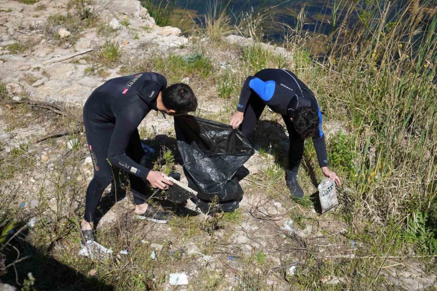 Dünya Su Günü’nde Bir Damla Umut İçin Daldılar, Torbalar Dolusu Çöp Çıkardılar