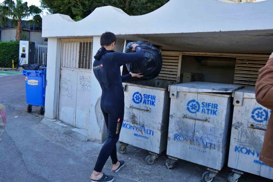 Dünya Su Günü’nde Bir Damla Umut İçin Daldılar, Torbalar Dolusu Çöp Çıkardılar
