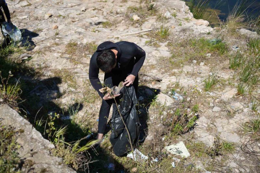 Dünya Su Günü’nde Bir Damla Umut İçin Daldılar, Torbalar Dolusu Çöp Çıkardılar
