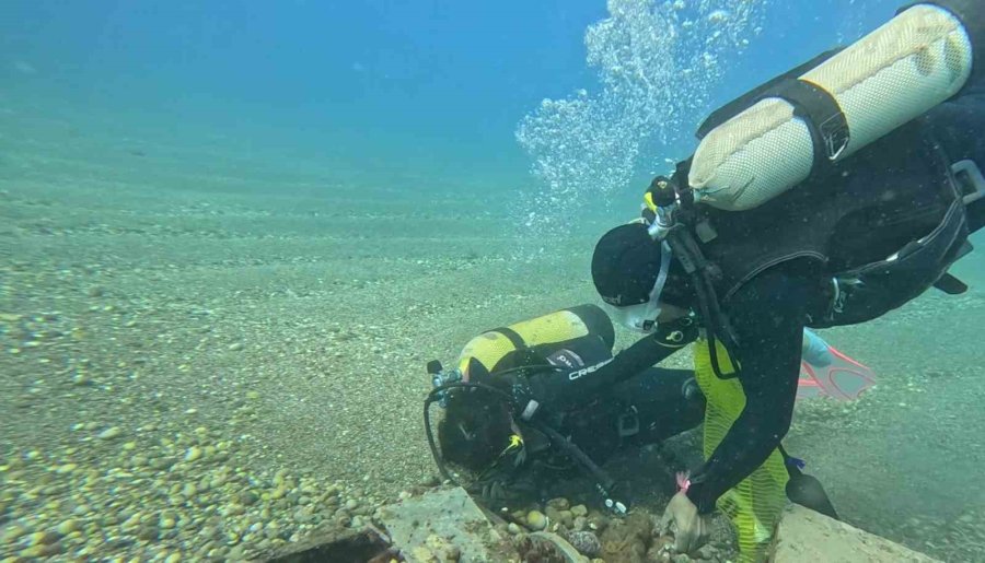 Dünya Su Günü’nde Bir Damla Umut İçin Daldılar, Torbalar Dolusu Çöp Çıkardılar