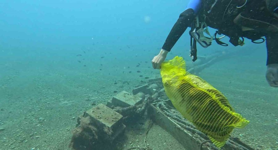 Dünya Su Günü’nde Bir Damla Umut İçin Daldılar, Torbalar Dolusu Çöp Çıkardılar