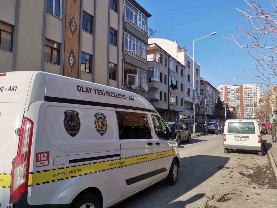 Genç Kız Annesini Defalarca Bıçaklayarak Öldürdü