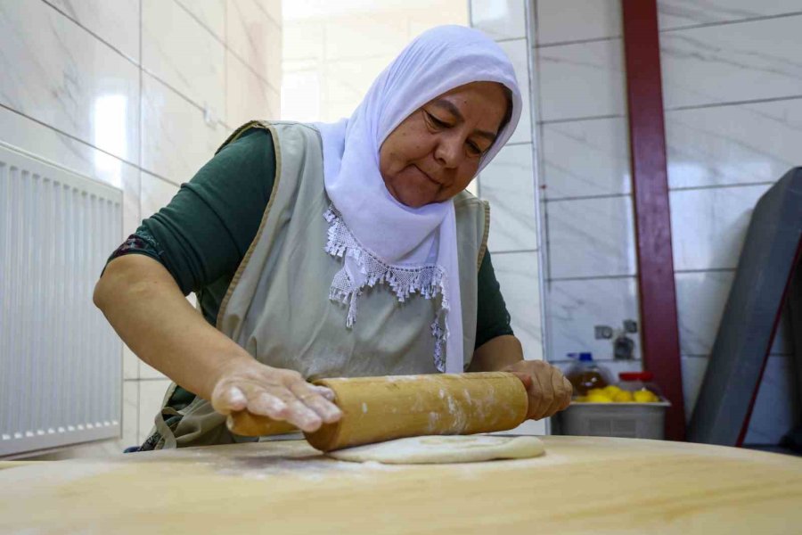Antalya Büyükşehir Belediyesi’nden Kadınlara Üretim Desteği
