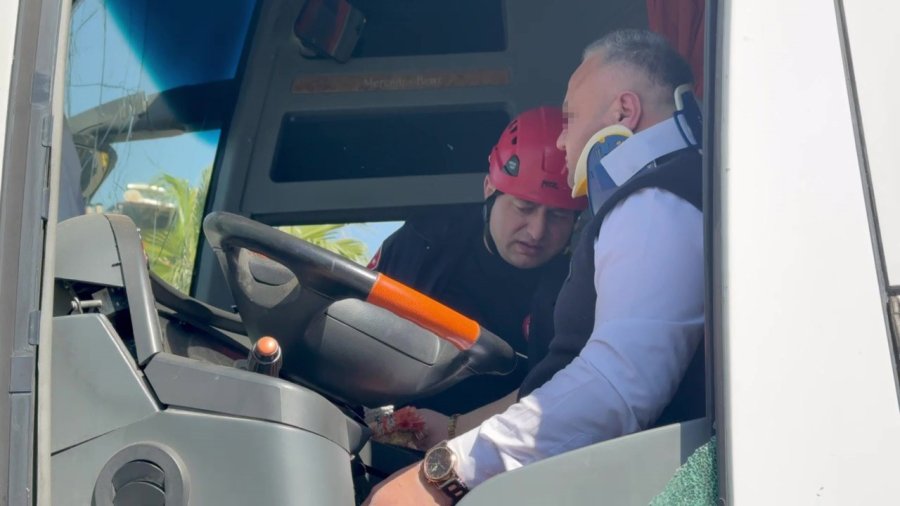 Direksiyonu Kilitlenen Yolcu Otobüsü Direğe Çaptı: 1 Yaralı