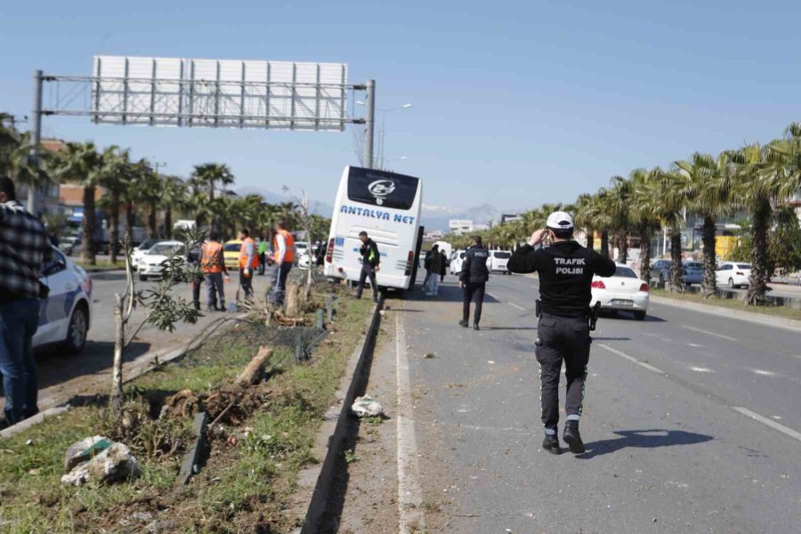 Direksiyonu Kilitlenen Yolcu Otobüsü Direğe Çaptı: 1 Yaralı