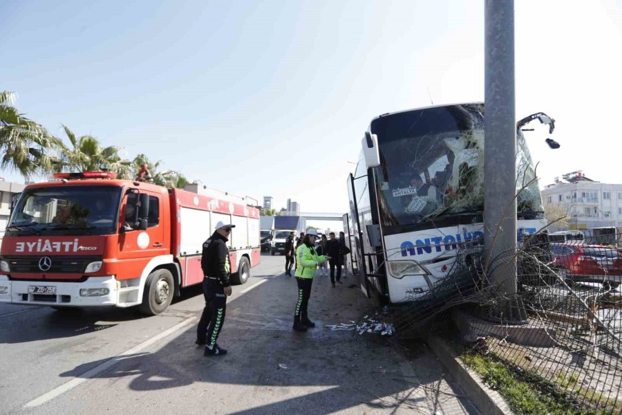 Direksiyonu Kilitlenen Yolcu Otobüsü Direğe Çaptı: 1 Yaralı