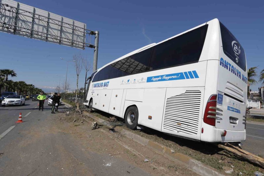 Direksiyonu Kilitlenen Yolcu Otobüsü Direğe Çaptı: 1 Yaralı