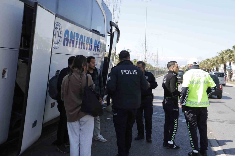 Direksiyonu Kilitlenen Yolcu Otobüsü Direğe Çaptı: 1 Yaralı