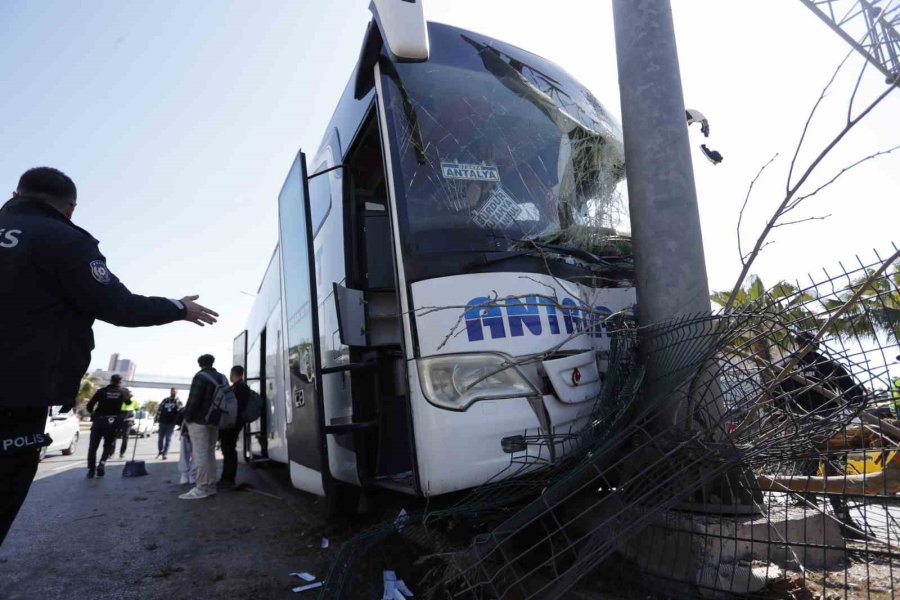 Direksiyonu Kilitlenen Yolcu Otobüsü Direğe Çaptı: 1 Yaralı