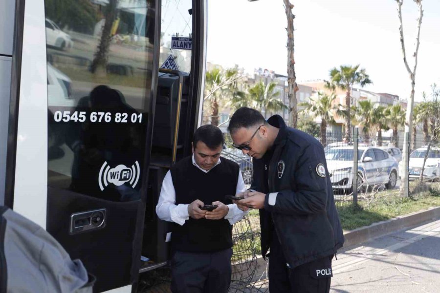 Direksiyonu Kilitlenen Yolcu Otobüsü Direğe Çaptı: 1 Yaralı