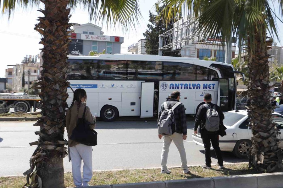 Direksiyonu Kilitlenen Yolcu Otobüsü Direğe Çaptı: 1 Yaralı