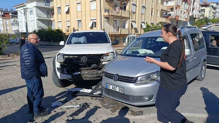 Manavgat’ta Trafik Kazası: 3 Yaralı