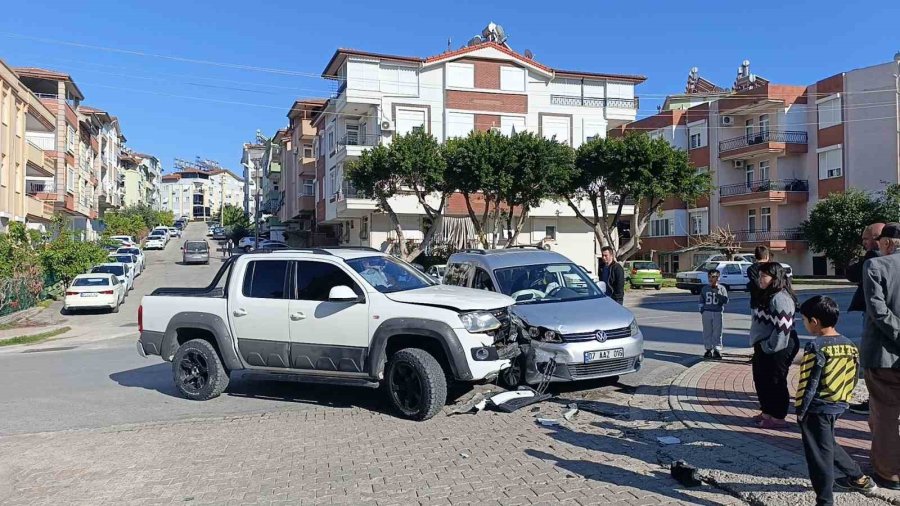 Manavgat’ta Trafik Kazası: 3 Yaralı